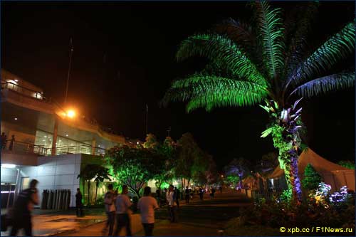 Паддок Сепанга ночью