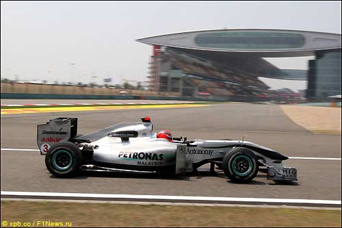 Михаэль Шумахер на трассе в Шанхае