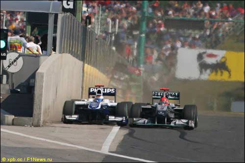 В Венгрии Михаэль Шумахер (справа) продемонстрировал излишне опасную езду
