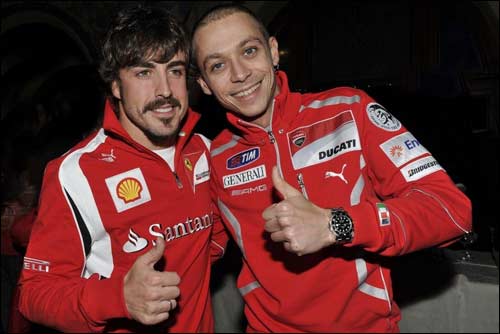 Валентино Росси (справа) и Фернандо Алонсо