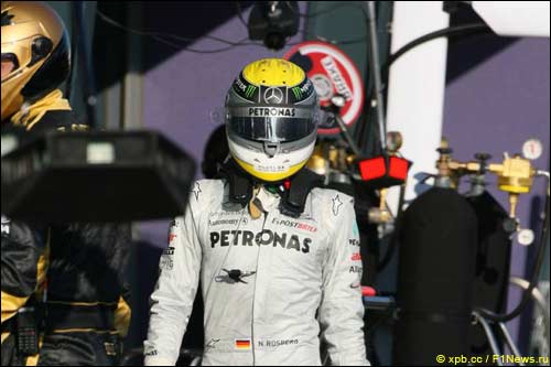 Нико Росберг пешком возвращается в боксы команды после схода