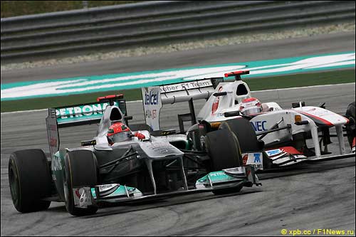 Михаэль Шумахер ведет борьбу с Камуи Кобаяши