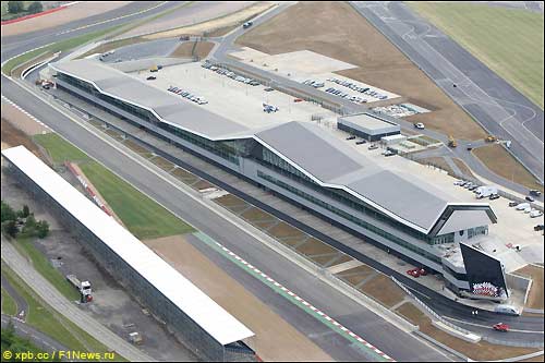 Новый комплекс боксов и паддока в Сильверстоуне