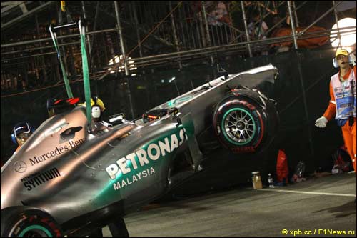 Эвакуация машины Михаэля Шумахера