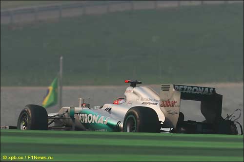 Михаэль Шумахер возвращается в боксы после происшествия на первом круге