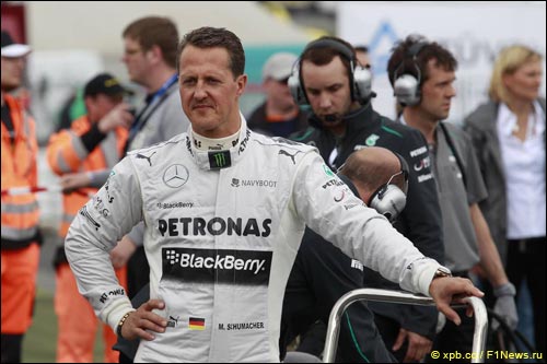 Михаэль Шумахер перед заездом на трассе Нюрбургринг