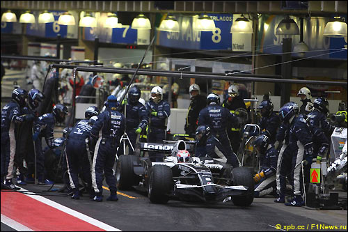 Пит-стоп Казуки Накаджимы