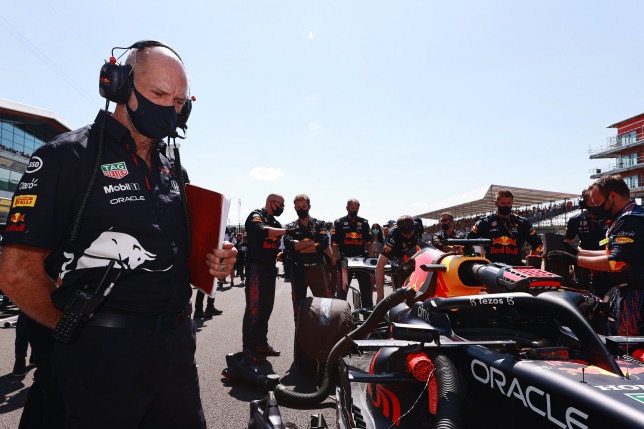 Эдриан Ньюи у машины RB16B, фото пресс-службы Red Bull