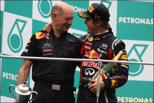 Эдриан Ньюи и Себастьян Феттель на подиуме Гран При Малайзии