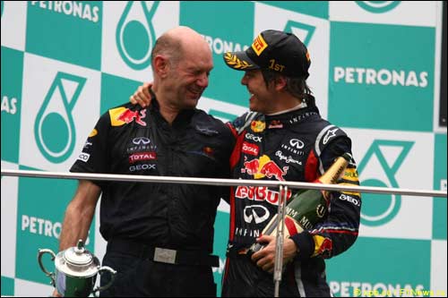 Эдриан Ньюи и Себастьян Феттель на подиуме Гран При Малайзии