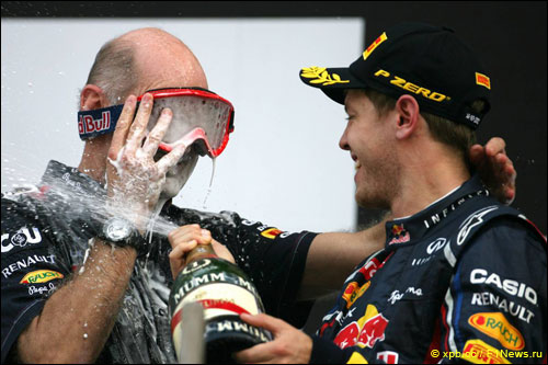 Ньюи с Себастьяном Феттелем на подиуме Гран При Кореи