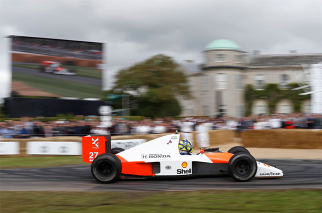 Ландо Норрис за рулём McLaren MP4-5B Айртона Сенны