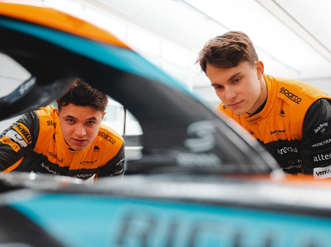 Ландо Норрис и Оскар Пиастри у новой машины MCL60, фото пресс-службы McLaren