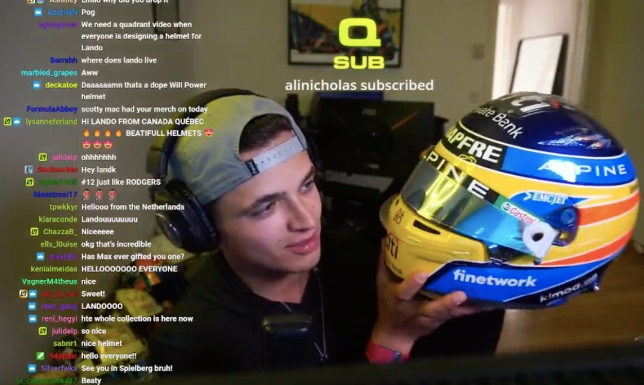 Ландо Норрис демонстрирует шлем Фернандо Алонсо
