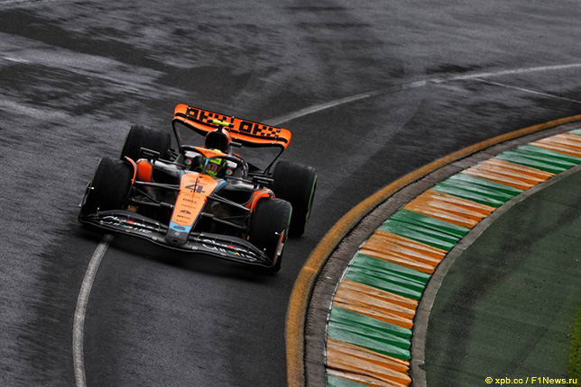 Ландо Норрис за рулём MCL60 на трассе в Мельбурне