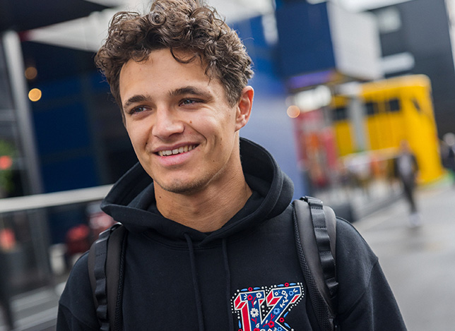 Ландо Норрис в паддоке Барселоны, фото пресс-службы команды