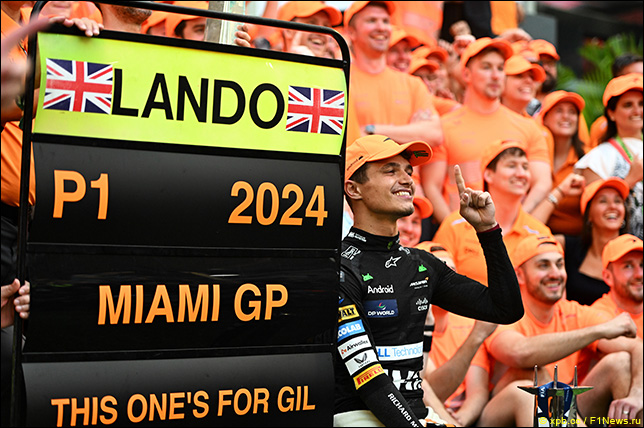 Ландо Норрис и McLareen празднуют победу