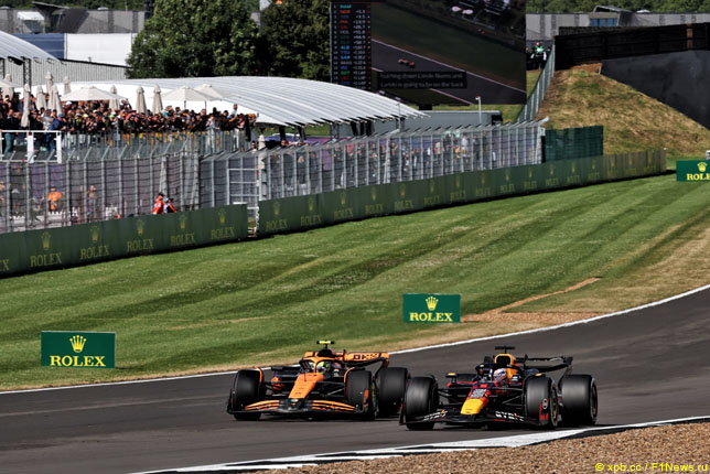 Макс Ферстаппен обгоняет Ландо Норриса