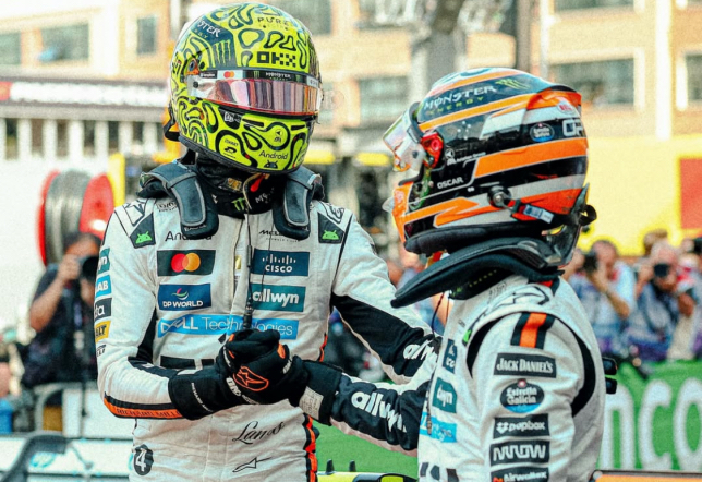 Оскар Пиастри поздравляет Ландо Норриса с поулом, фото пресс-службы McLaren