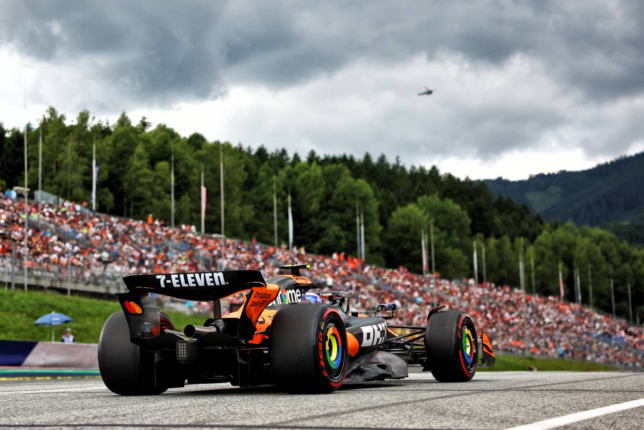 Алекс Данн за рулём McLaren MCL39 на тренировке в Шпильберге, фото XPB