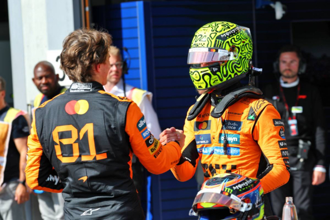 Оскар Пиастри поздравляет Ландо Норриса с поулом в Спа, фото XPB