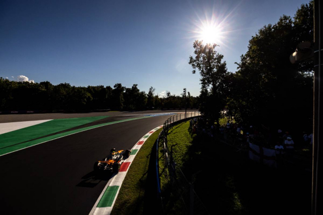 Ландо Норрис за рулём MCL39 на трассе в Монце, фото XPB