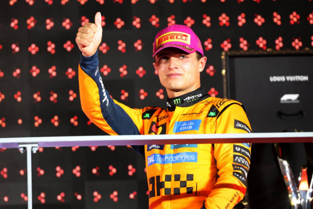 Ландо Норрис на подиуме в Сингапуре, фото XPB