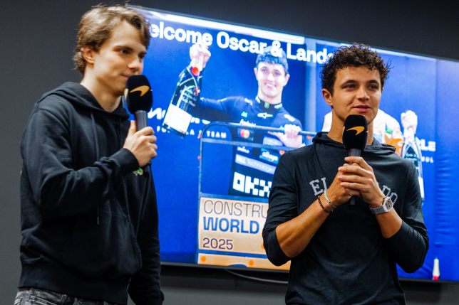 Оскар Пиастри и Ландо Норрис на встрече с коллективом команды на базе McLaren