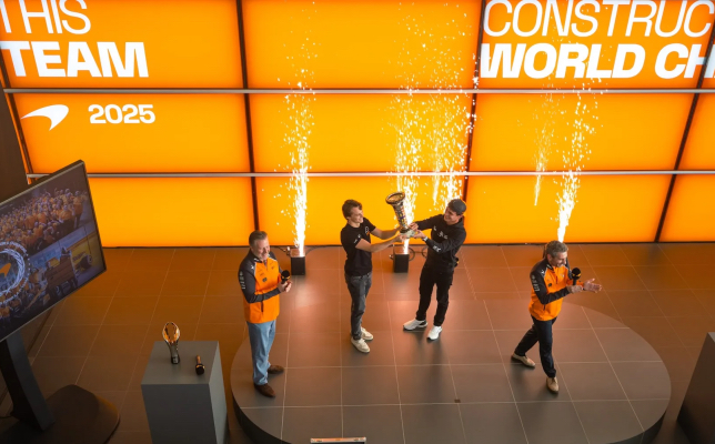 Гонщики и руководители McLaren на встрече с командой в Уокинге, фото пресс-службы McLaren