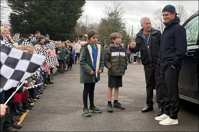 Ландо Норрис побывал в своей школе. Фото из социальных сетей