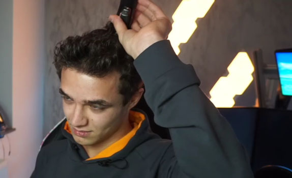 Ландо Норрис в процессе стрижки