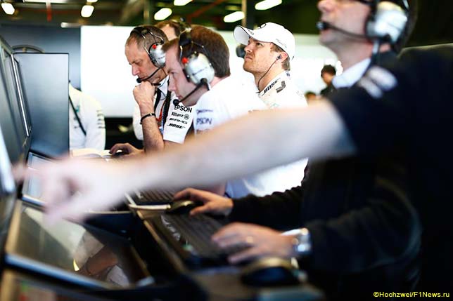 Нико Росберг в боксах команды Mercedes вместе с инженерами