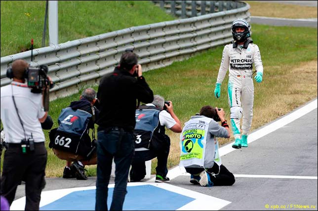 Нико Росберг возвращается в боксы после вылета