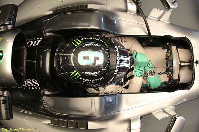 Нико Росберг в кокпите Mercedes W07