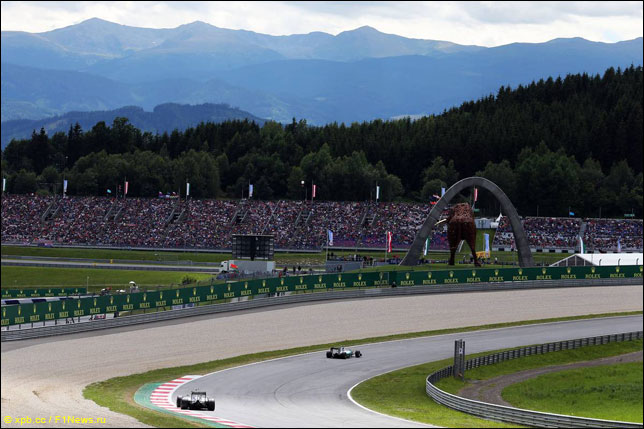 Нико Росберг и Льюис Хэмилтон на прошлогоднем Гран При Австрии