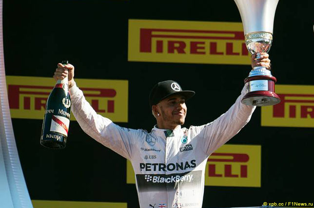 Льюис Хэмилтон на подиуме в Монце, 2015 год