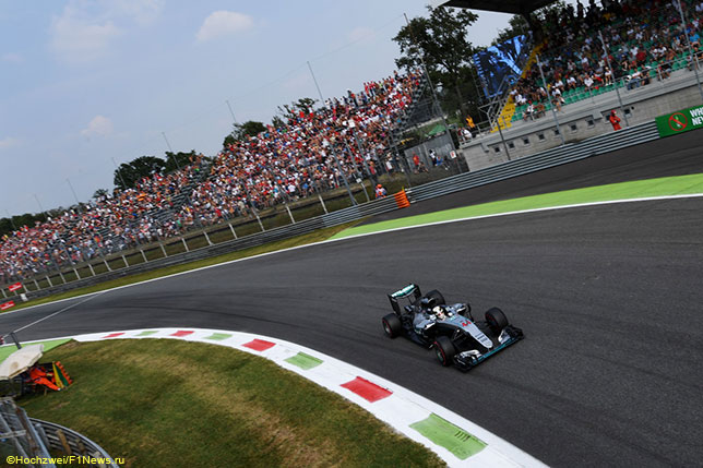 Льюис Хэмилтон на трассе в Монце