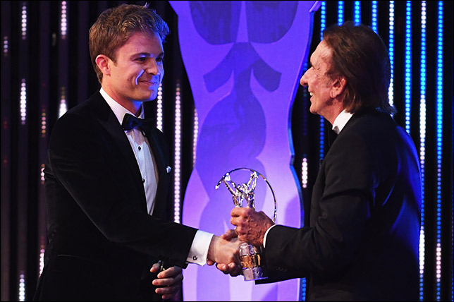 Нико Росберг получает приз из рук Эмерсона Фиттипальди