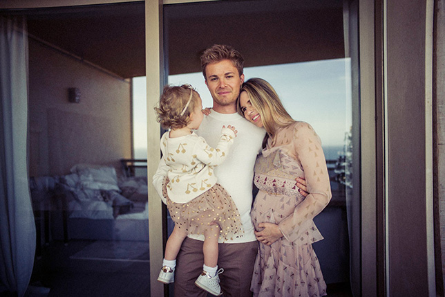 Нико Росберг со своим семейством, фото из Twitter чемпиона мира