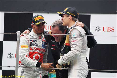 Нико Росберг, Норберт Хауг и Льюис Хэмилтон на подиуме Гран При Китая