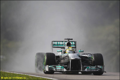 Нико Росберг во время квалификации в Малайзии