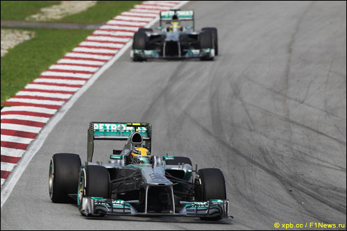 Льюис Хэмилтон и Нико Росберг на Гран При Малайзии