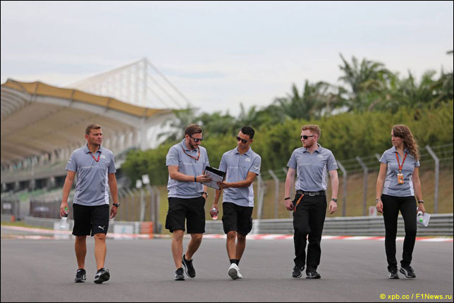 Паскаль Верляйн с командой на прогулке по Сепангу