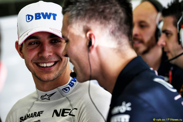 Эстебан Окон с инженерами