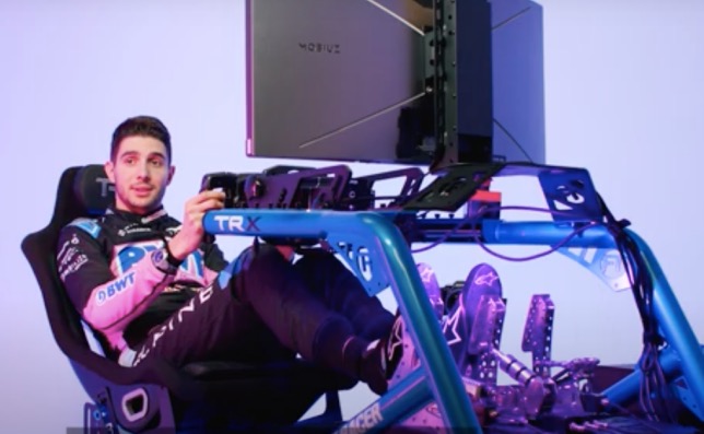 Эстебан Окон за рулём симулятора