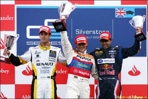 Подиум субботней гонки GP2 : Лукас ди Грасси, Джорджо Пантано, Карун Чандхок