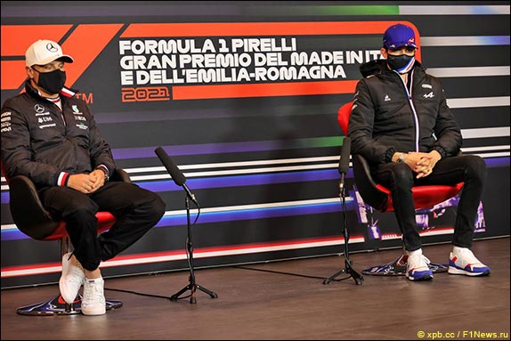 Валттери Боттас (Mercedes) и Эстебан Окон (Alpine)