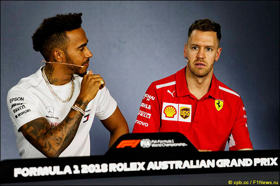 Льюис Хэмилтон и Себастьян Феттель на пресс-конференции в четверг