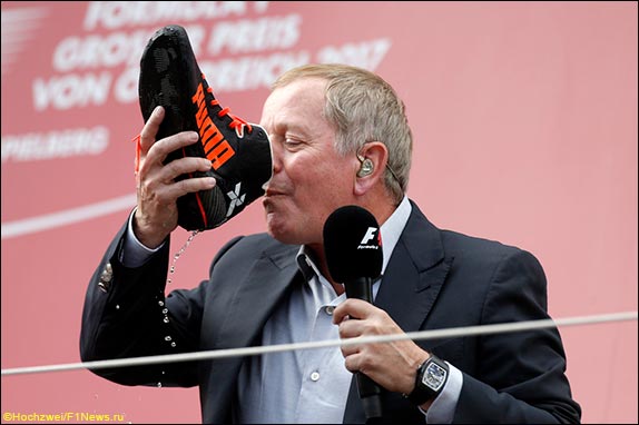 Мартин Брандл пьёт из ботинка