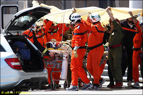 Медики эвакуируют Серхио Переса с места аварии